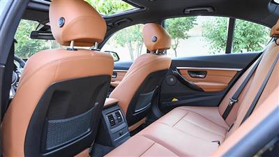 صندلی های ردیف عقب و فضای کابین در ب‌ام‌و 330i